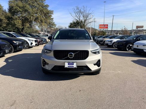 Certified 2025 Volvo XC40 B5 Plus image 8