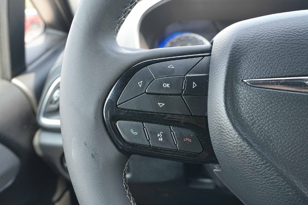 Used 2025 Chrysler Pacifica Limited FWD image 34