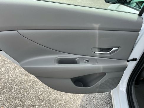 Used 2025 Hyundai Elantra SEL FWD image 23