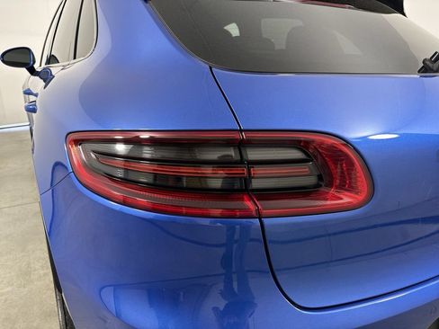 Certified 2018 Porsche Macan AWD/4WD image 18