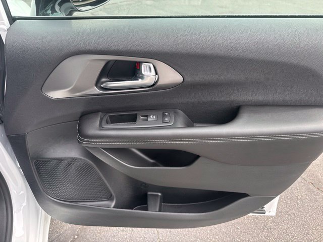 Used 2026 Chrysler Pacifica Select FWD image 18