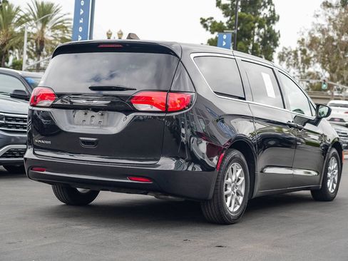 Used 2022 Chrysler Voyager LX FWD image 6