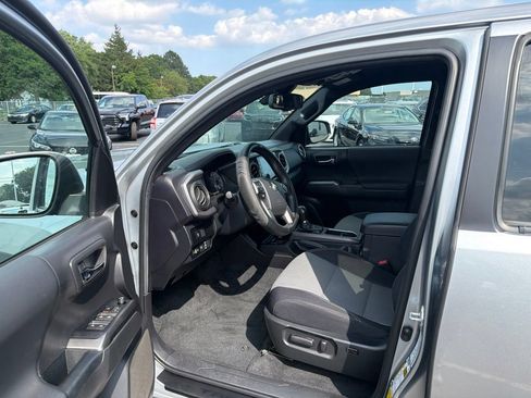 Used 2022 Toyota Tacoma TRD Off-Road w/ Technology Package AWD/4WD image 10