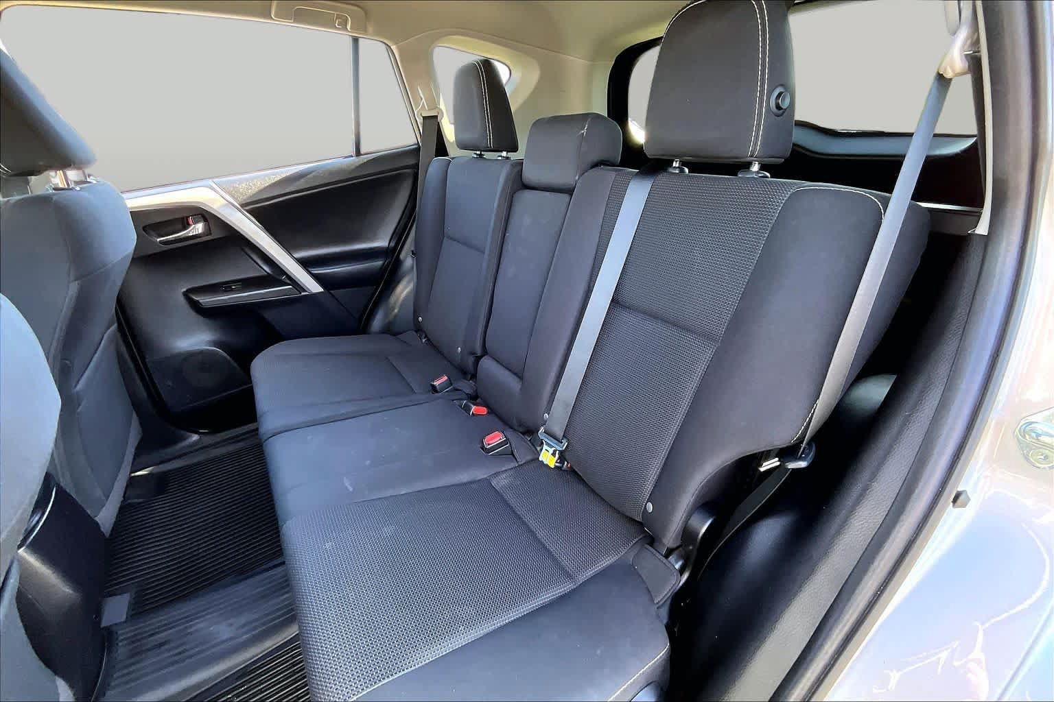 Used 2018 Toyota RAV4 XLE AWD/4WD image 20