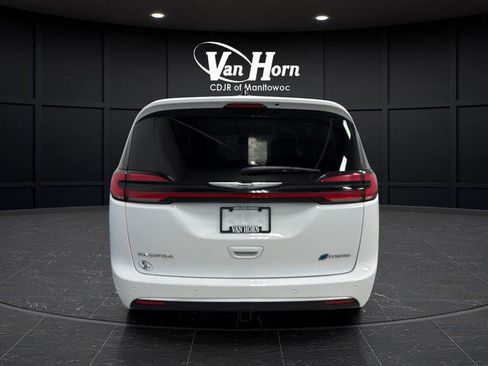Used 2023 Chrysler Pacifica Limited w/ Uconnect Theater Family Group FWD image 4