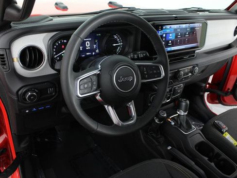 Used 2025 Jeep Wrangler Unlimited Sahara AWD/4WD image 8
