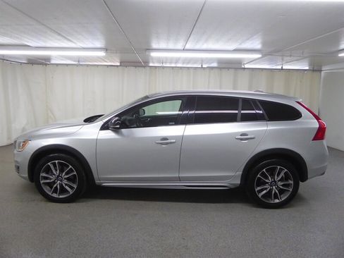 Used 2015 Volvo V60 T5 Cross Country w/ Convenience Package image 4