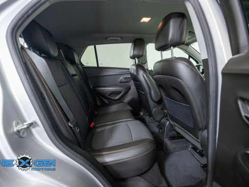 Used 2019 Chevrolet Trax LT w/ LT Convenience Package FWD image 34