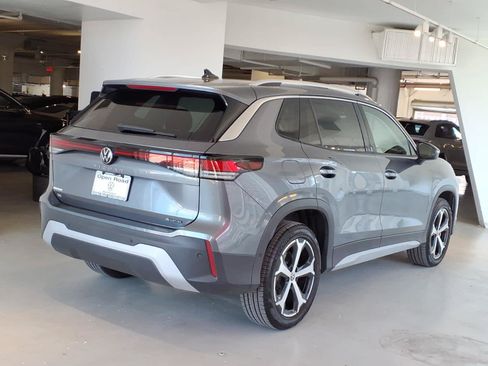 Used 2026 Volkswagen Tiguan SE w/ Panoramic Sunroof Package AWD/4WD image 4