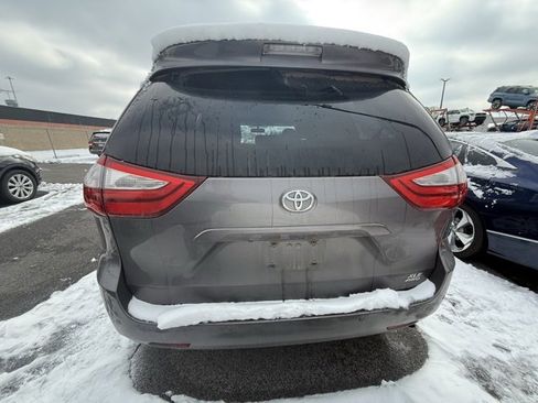 Used 2017 Toyota Sienna XLE image 4