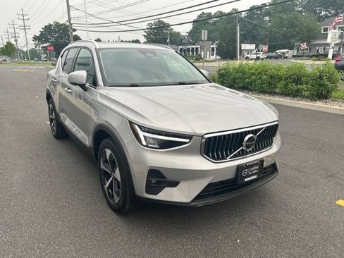 Certified 2025 Volvo XC40 B5 Plus AWD/4WD image 6