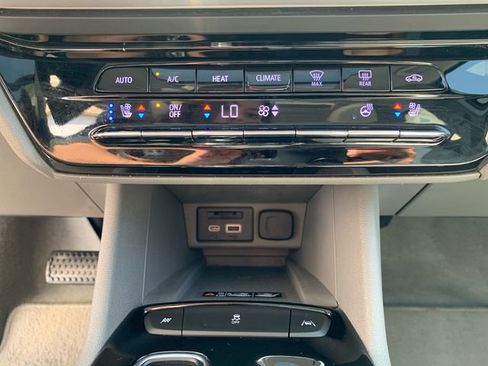 Used 2022 Chevrolet Bolt EUV Premier w/ Sun & Sound Package image 33