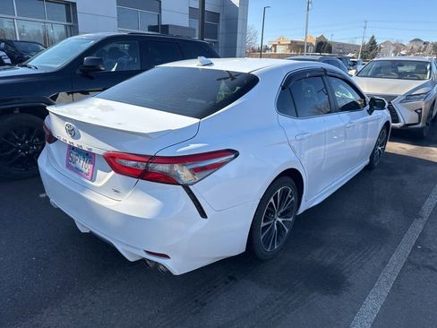 Used 2018 Toyota Camry SE w/ Moonroof Package image 9