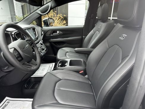 New 2026 Chrysler Pacifica Select w/ S Appearance Package image 2