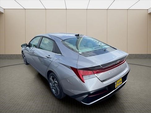 Used 2025 Hyundai Elantra SEL FWD image 19