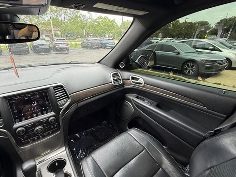 Used 2018 Jeep Grand Cherokee Overland AWD/4WD image 18