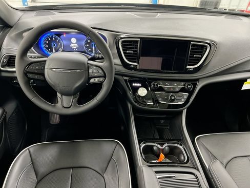 New 2027 Chrysler Pacifica Limited w/ Family Tech Group AWD/4WD image 10