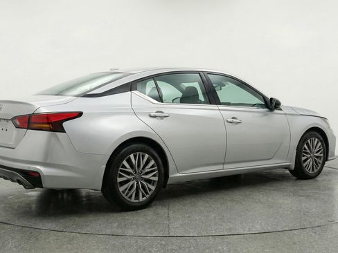 Used 2025 Nissan Altima 2.5 SV image 9