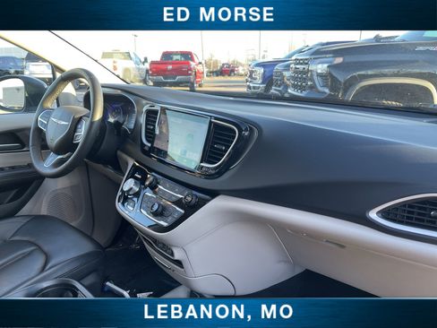 Used 2023 Chrysler Pacifica Touring-L image 27