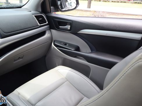 Used 2019 Toyota Highlander XLE FWD image 23