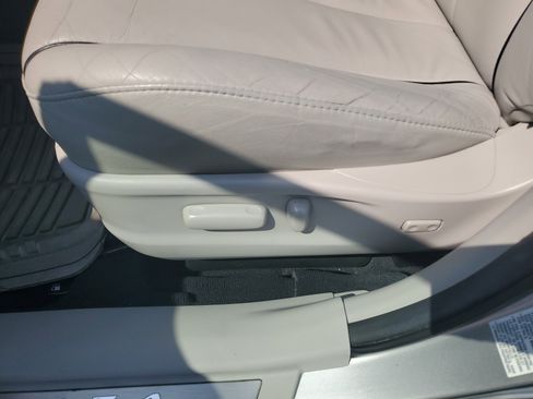 Used 2011 Toyota Venza AWD w/ Comfort Pkg image 16