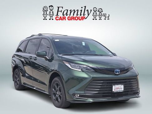Used 2025 Toyota Sienna XLE Woodland Edition AWD/4WD image 2