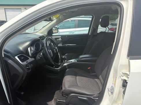 Used 2019 Dodge Journey SE w/ Connectivity Group FWD image 9