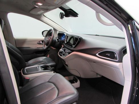 Used 2024 Chrysler Pacifica Touring-L FWD image 17