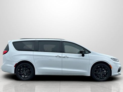 Used 2024 Chrysler Pacifica Limited w/ Uconnect Theater Family Group image 4