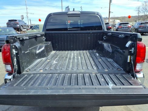 Used 2022 Toyota Tacoma SR5 AWD/4WD image 8