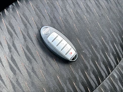 Used 2019 Nissan Rogue SV image 29