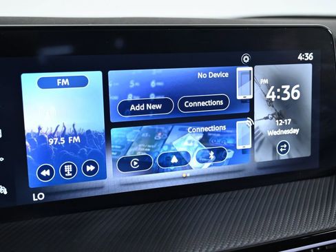 Used 2025 Nissan Kicks SR image 16