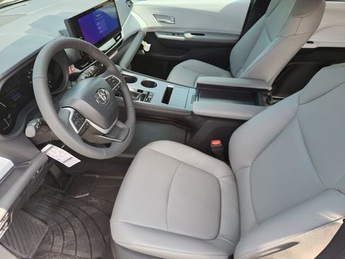 New 2026 Toyota Sienna XLE image 11