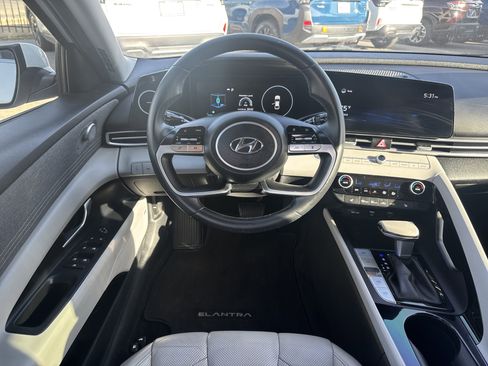 Used 2021 Hyundai Elantra Limited image 11
