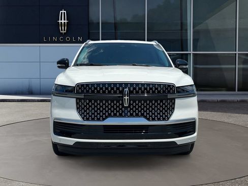 Used 2025 Lincoln Navigator L Reserve AWD/4WD image 2