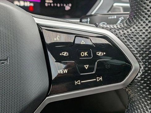 Used 2022 Volkswagen Tiguan SE R-Line image 15