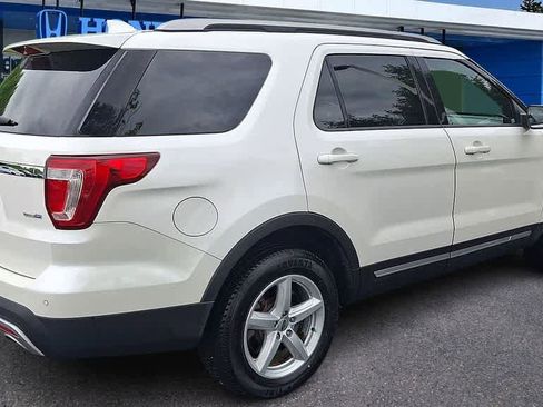 Used 2017 Ford Explorer XLT w/ Equipment Group 202A AWD/4WD image 8