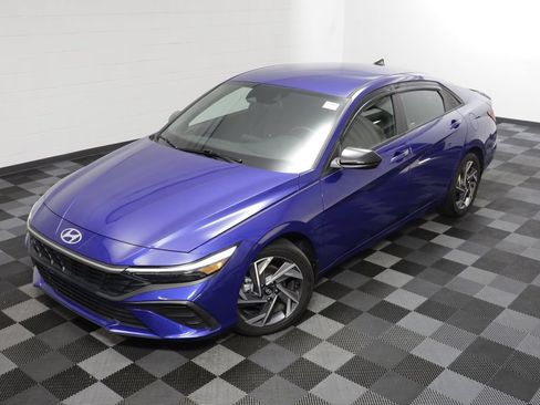 Used 2025 Hyundai Elantra Sport FWD image 2