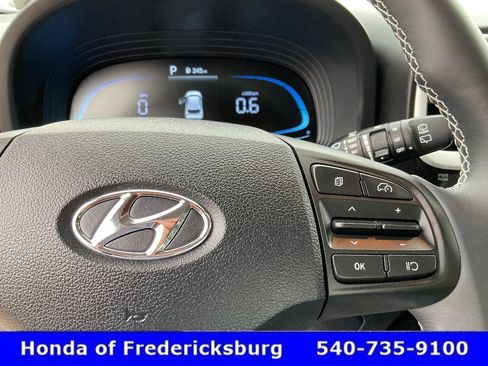 Used 2025 Hyundai Venue Limited FWD image 27