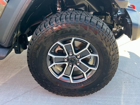 Certified 2025 Jeep Gladiator Mojave w/ Convenience Group image 11