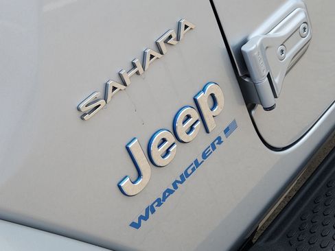 Used 2023 Jeep Wrangler Unlimited Sahara w/ Cold Weather Group AWD/4WD image 18
