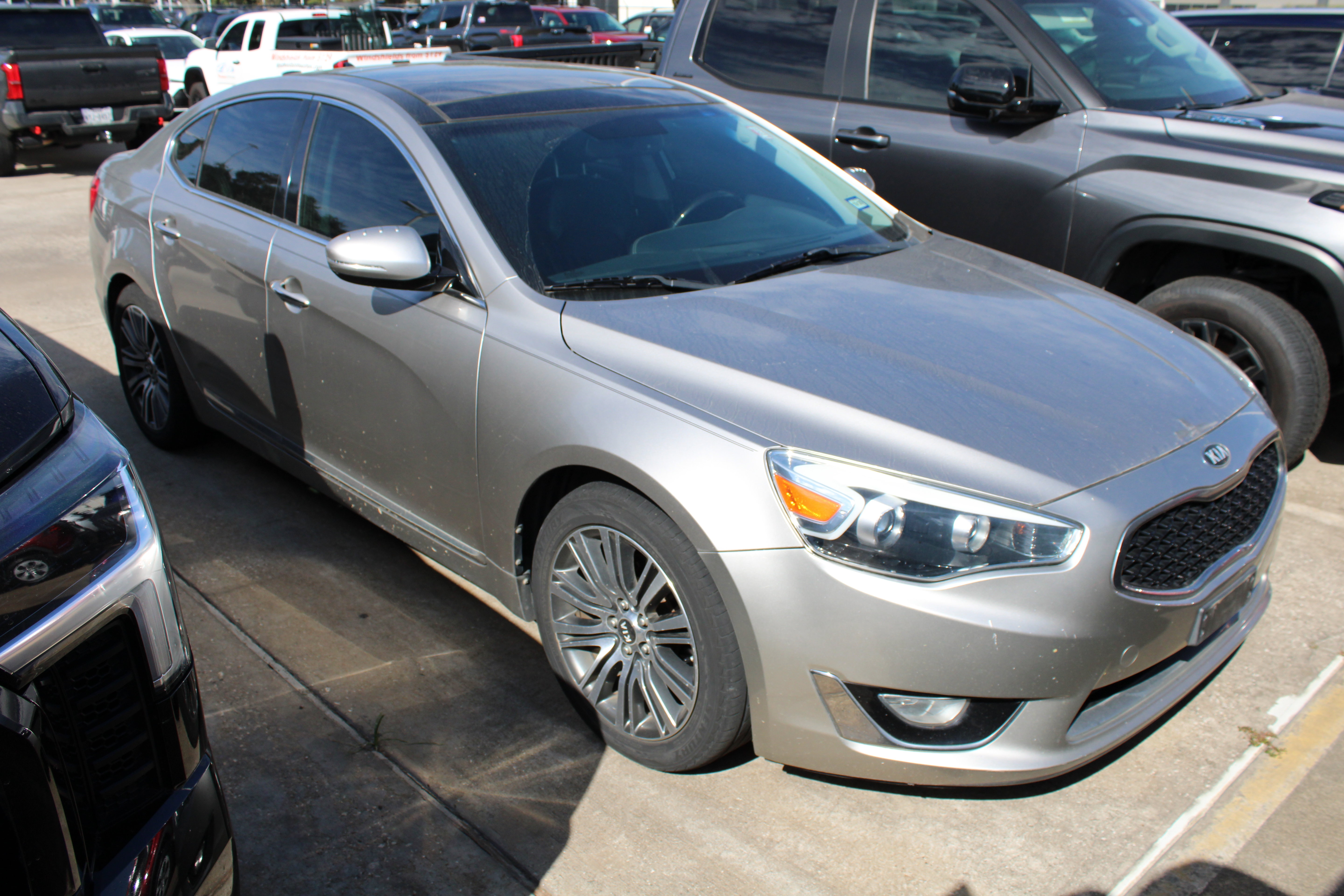 Used 2014 Kia Cadenza Premium w/ Luxury Package FWD image 2