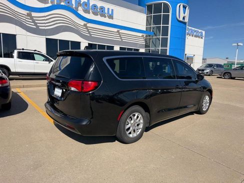 Used 2022 Chrysler Voyager LX FWD image 2