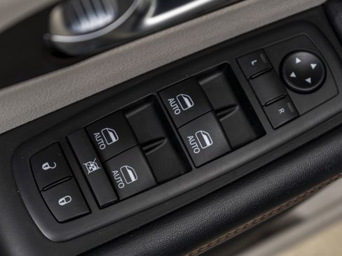 Used 2019 Chrysler Pacifica Touring-L Plus w/ Advanced Safetytec Group image 38