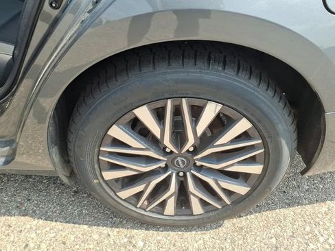 Used 2024 Nissan Altima 2.5 SV FWD image 15