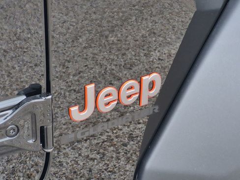 Used 2025 Jeep Gladiator Mojave AWD/4WD image 30