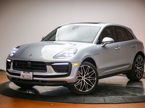 Certified 2025 Porsche Macan AWD/4WD image 1