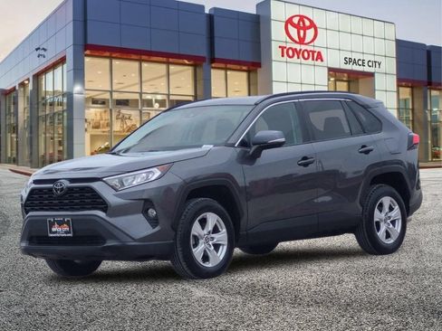 Used 2021 Toyota RAV4 XLE FWD image 2