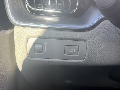 Used 2018 Volvo XC60 T5 Momentum w/ Vision Package image 28