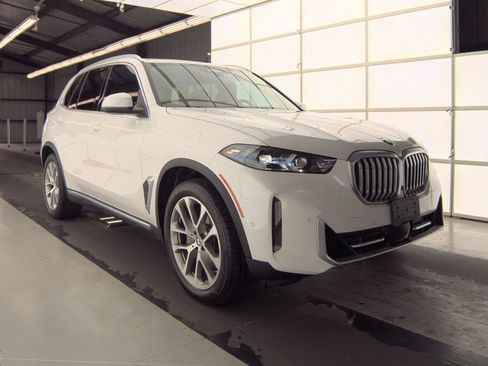 Used 2024 BMW X5 xDrive40i w/ Premium Package AWD/4WD image 3